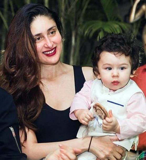 तैमूर खुद बना रहे हैं अपने बाल, देखी आपने ये क्यूट तस्वीर