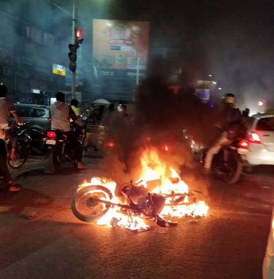 पद्मावत पर बवाल, अहमदाबाद में मॉल-सिनेमाघर में आगजनी