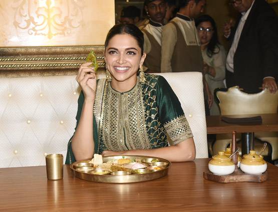 'पद्मावत' की सक्सेस के बाद दीपिका ने चखा राजस्थानी खाना, PHOTOS