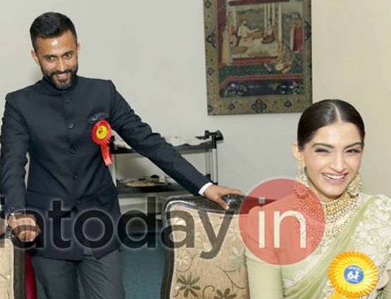 बॉयफ्रेंड की मां संग ज्वैलरी खरीदने पहुंचीं सोनम, शादी की अटकलें