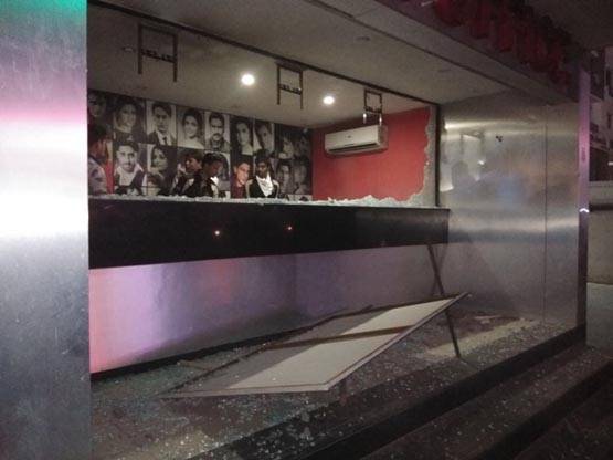 करणी सेना का तांडव, थियेटर में तोड़फोड़, बसों में लगाई आग