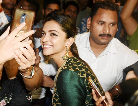 Trend Alert: एयरपोर्ट पर बहन के साथ एक जैसे कपड़े पहने पहुंची दीपिका