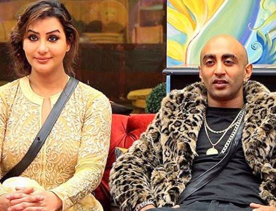 बिग बॉस के घर में 'ड्रामा क्वीन' हिना ने उड़ाया आकाश की नाक का मजाक