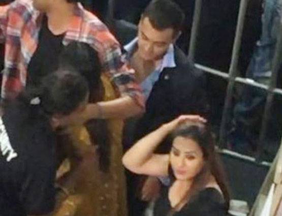 Bigg Boss: लाइव वोटिंग में बेकाबू हुई भीड़, खींचे हिना के बाल⁠⁠⁠⁠