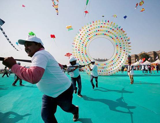 हजारों पतंगों से रंग-बिरंगा हुआ गुजरात का आसमां, देखें PHOTOS