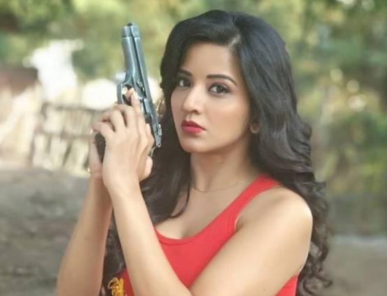 मोनालिसा ने शेयर की ग्लैमरस तस्वीरें, गुजरात में कर रही हैं शूटिंग