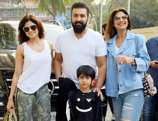 ट्विंकल-नितारा, सुजैन-रितिक बच्चों संग मूवी डेट पर निकले