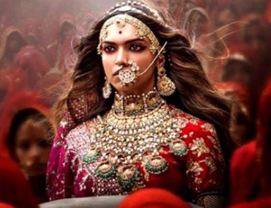 PHOTOS: बॉयफ्रेंड रणवीर को दबंग LOOK में ऐसे चैलेंज दे रही हैं दीपिका