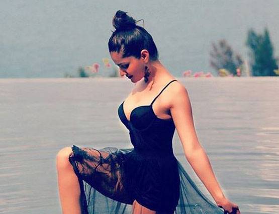 SWIMSUIT में नजर आई हरमन की सौम्या, सामने आया बोल्ड लुक