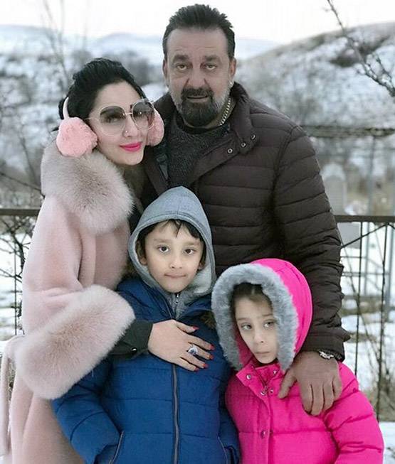 बेटी त्रिशाला के साथ संजय दत्त ने की न्यू ईयर पार्टी, देखें PHOTOS