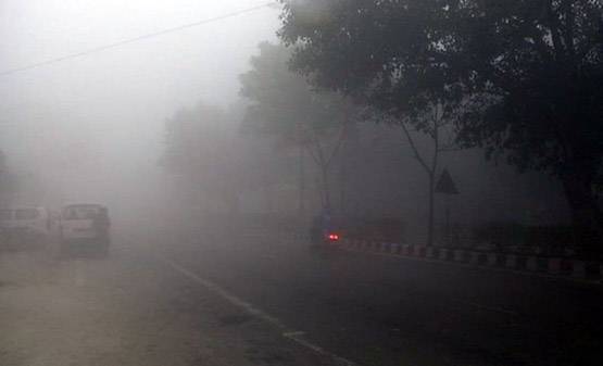 दिल्ली में सीजन का सबसे ठंडा दिन, कोहरे से रेल-विमान सेवा पर असर