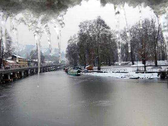 डल झील पर जमी बर्फ की चादर, तस्‍वीरों में देखें जन्‍नत के नजारे