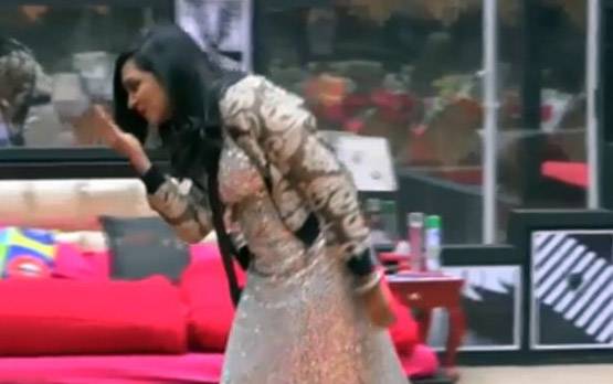 Bigg Boss के घर लौटी रौनक, रश्क-ए-कमर पर खूब थिरकीं अर्शी