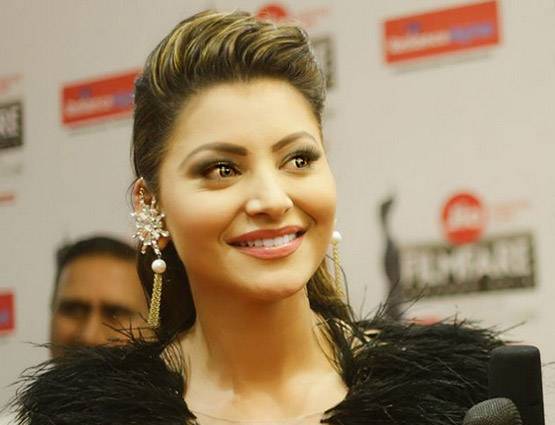 उर्वशी ने शेयर की बोल्ड तस्वीरें, ढंग की ड्रेस पहनने की नसीहत