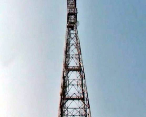 पद्मावत: 350ft ऊंचे टॉवर पर पेट्रोल बोतल लेकर चढ़ा युवक, धमकी