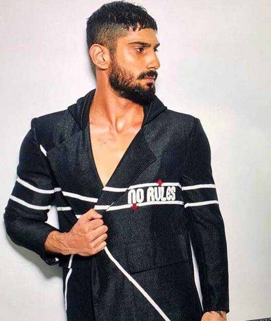 एक्टर प्रतीक बब्बर ने गर्लफ्रेंड से की सगाई, शेयर की PHOTO