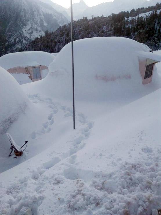 कश्मीर से केदारनाथ तक बर्फबारी, नैनी झील पर जुटे सैलानी