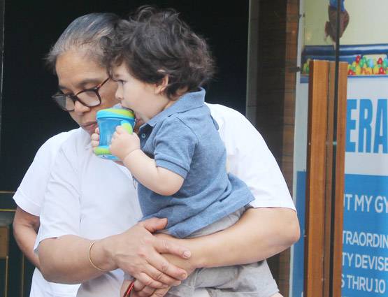 PHOTOS: तैमूर की किंडरगार्टन में एंट्री, कैमरे को देखकर मुस्कुराए