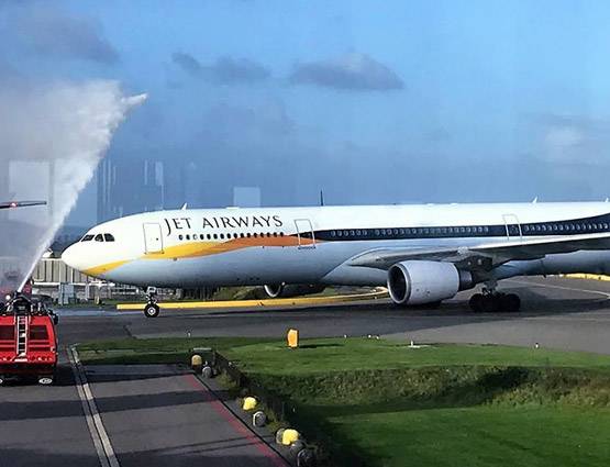 पाक के ऊपर हवा में था प्‍लेन, कॉकपिट में भिड़ गया पायलट कपल