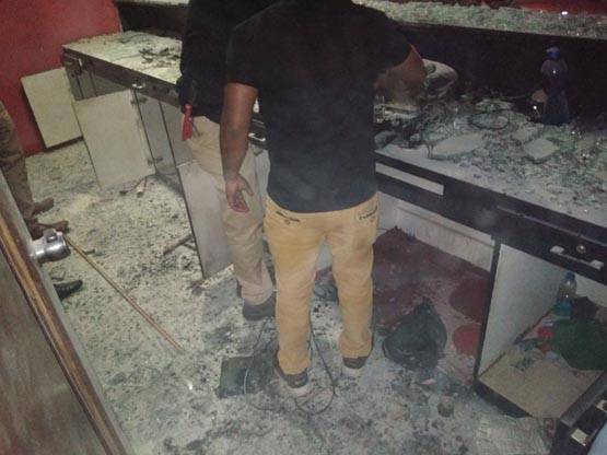 करणी सेना का तांडव, थियेटर में तोड़फोड़, बसों में लगाई आग