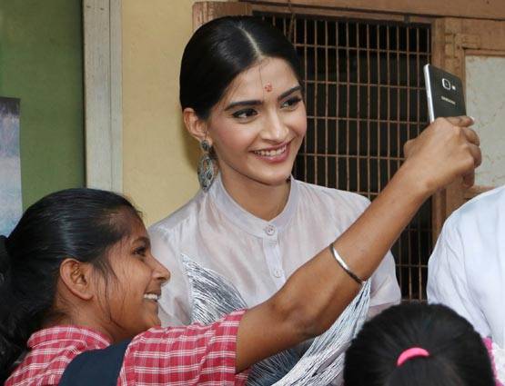 अक्षय की फिल्म पैडमैन का अनोखा प्रमोशन, लड़कियों को बांटे सेनेटरी पैड