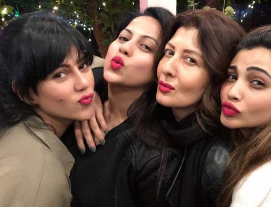 बेटी के साथ संजय दत्त का न्यू ईयर, फैमिली संग यहां दिखे आमिर