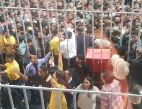 Bigg Boss: लाइव वोटिंग में बेकाबू हुई भीड़, खींचे हिना के बाल⁠⁠⁠⁠