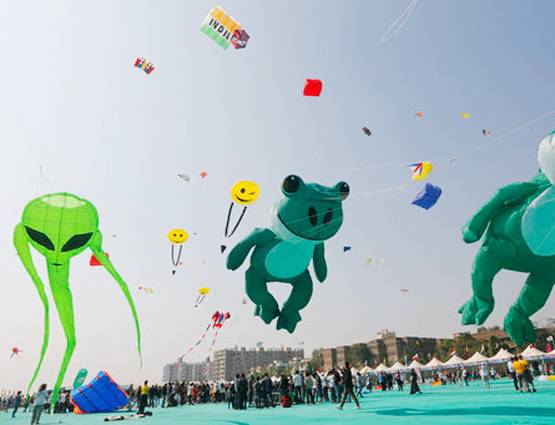 हजारों पतंगों से रंग-बिरंगा हुआ गुजरात का आसमां, देखें PHOTOS