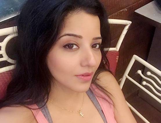 मोनालिसा ने शेयर की ग्लैमरस तस्वीरें, गुजरात में कर रही हैं शूटिंग