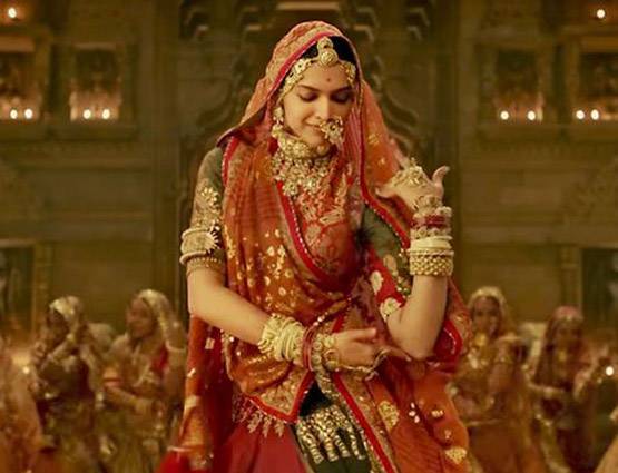 PHOTOS: बॉयफ्रेंड रणवीर को दबंग LOOK में ऐसे चैलेंज दे रही हैं दीपिका