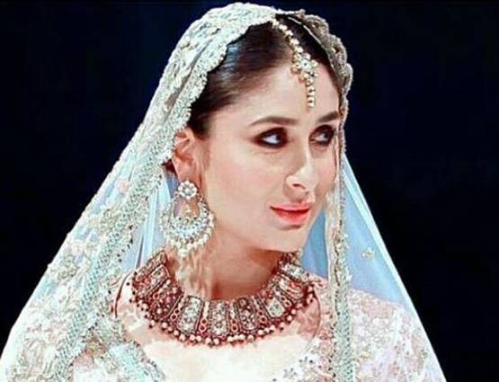 फिर दुल्हन बनीं करीना कपूर खान, फोटोज में देखें रॉयल LOOK