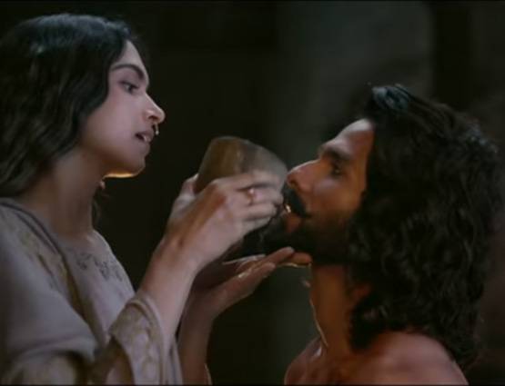 हाथ जोड़े दिखे भंसाली, तो ऐसे 2 मिनट में बदली पैडमैन की रिलीज डेट