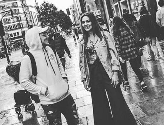 क्या 18 साल के लड़के को डेट कर रही हैं ईशा गुप्ता, देखें PHOTOS