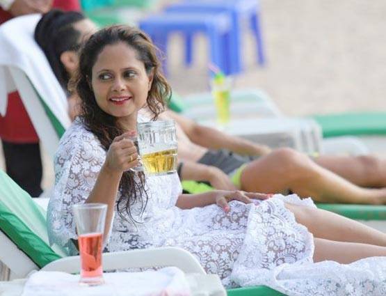 तू सूरज मैं सांझ पियाजी की मासी सा ने स्विम सूट में कराया फोटोशूट