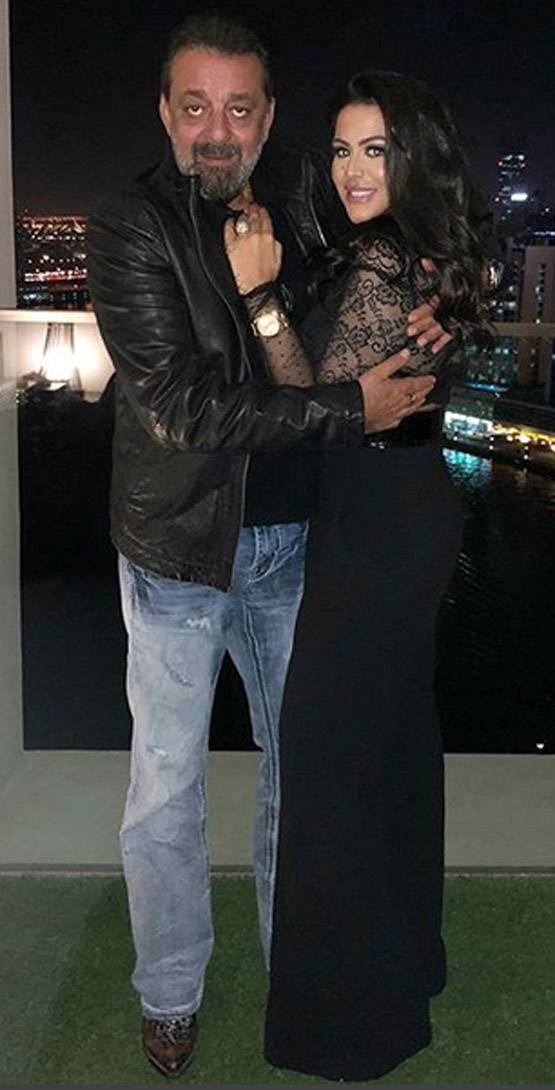 बेटी त्रिशाला के साथ संजय दत्त ने की न्यू ईयर पार्टी, देखें PHOTOS