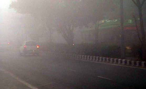 दिल्ली में सीजन का सबसे ठंडा दिन, कोहरे से रेल-विमान सेवा पर असर