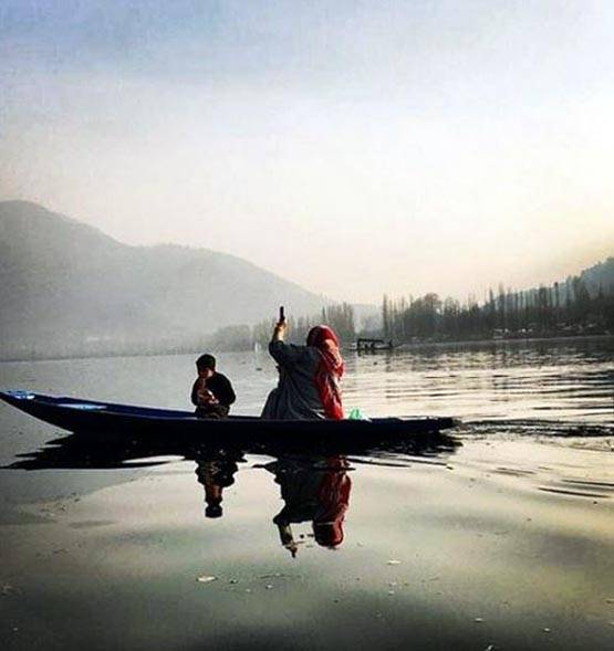 डल झील पर जमी बर्फ की चादर, तस्‍वीरों में देखें जन्‍नत के नजारे