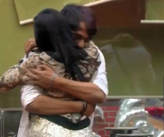 Bigg Boss के घर लौटी रौनक, रश्क-ए-कमर पर खूब थिरकीं अर्शी