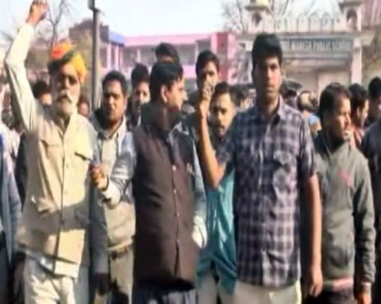 पद्मावत: 350ft ऊंचे टॉवर पर पेट्रोल बोतल लेकर चढ़ा युवक, धमकी