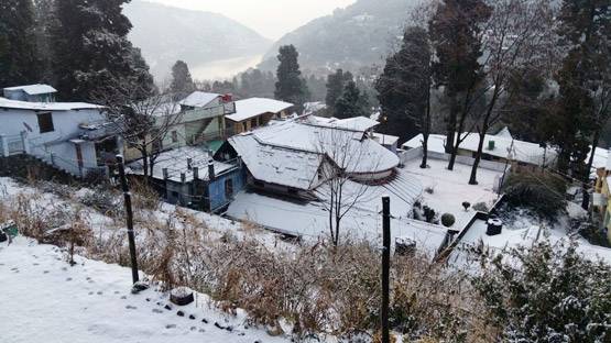 कश्मीर से केदारनाथ तक बर्फबारी, नैनी झील पर जुटे सैलानी