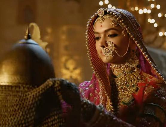 सबसे भावुक सीन, जब 'जौहर' से पहले राजा के हाथों की छाप लेती हैं पद्मावती