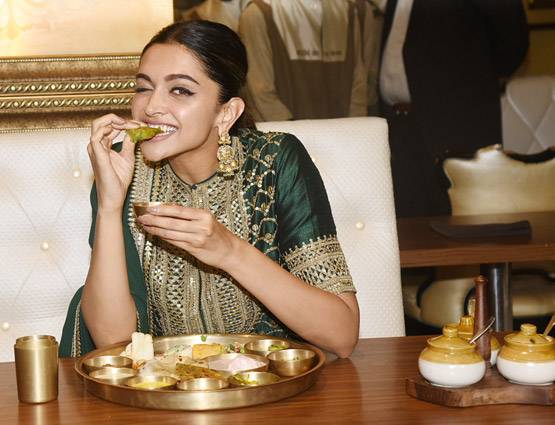 'पद्मावत' की सक्सेस के बाद दीपिका ने चखा राजस्थानी खाना, PHOTOS