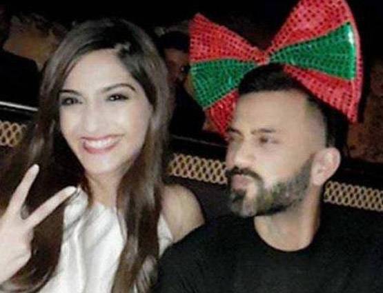 बॉयफ्रेंड की मां संग ज्वैलरी खरीदने पहुंचीं सोनम, शादी की अटकलें