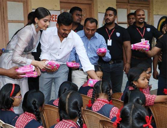 अक्षय की फिल्म पैडमैन का अनोखा प्रमोशन, लड़कियों को बांटे सेनेटरी पैड