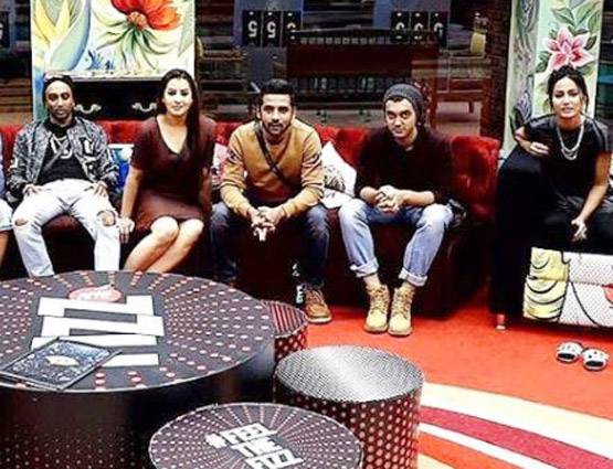 बिग बॉस के घर में 'ड्रामा क्वीन' हिना ने उड़ाया आकाश की नाक का मजाक