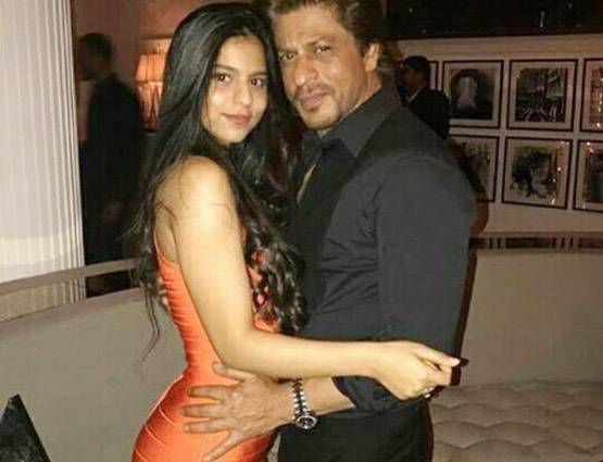 शाहरुख के साथ फैमिली वेडिंग में मस्ती करती दिखी सुहाना