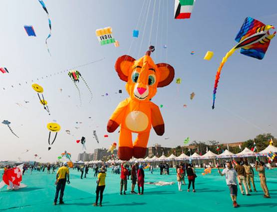 हजारों पतंगों से रंग-बिरंगा हुआ गुजरात का आसमां, देखें PHOTOS