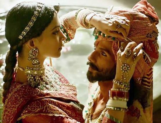 PHOTOS: बॉयफ्रेंड रणवीर को दबंग LOOK में ऐसे चैलेंज दे रही हैं दीपिका