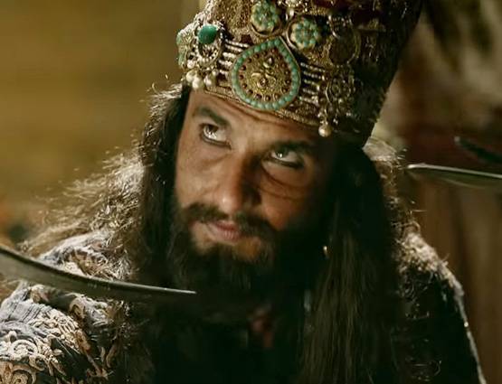 हाथ जोड़े दिखे भंसाली, तो ऐसे 2 मिनट में बदली पैडमैन की रिलीज डेट