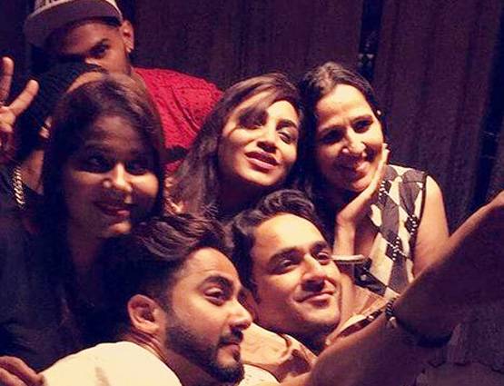 काला चश्मा पर जमकर नाचे अर्शी-आकाश, नहीं नजर आईं शिल्पा-हिना